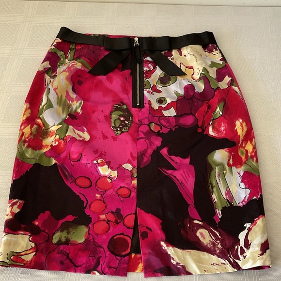 BN, unworn, flowered Pencil Skirt. Size 40. - Picture 2 of 2